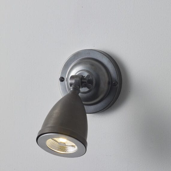 Spotlight med skjerm - Værbitt messing