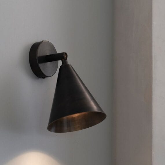 Produktbilde av Cone Wall vegglampe i sort messing
