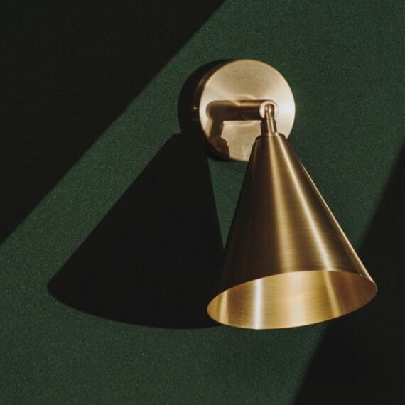 Produktbilde av vegglampe Cone Wall i børstet messing