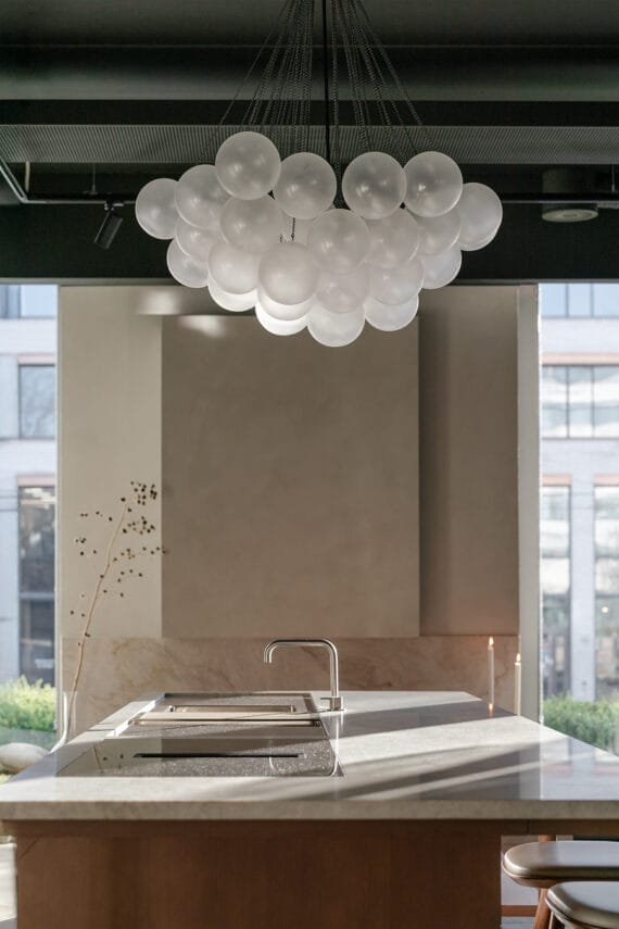 Cloud 37 lampe fra Apparatus i Stuido Kvänum kjøkken