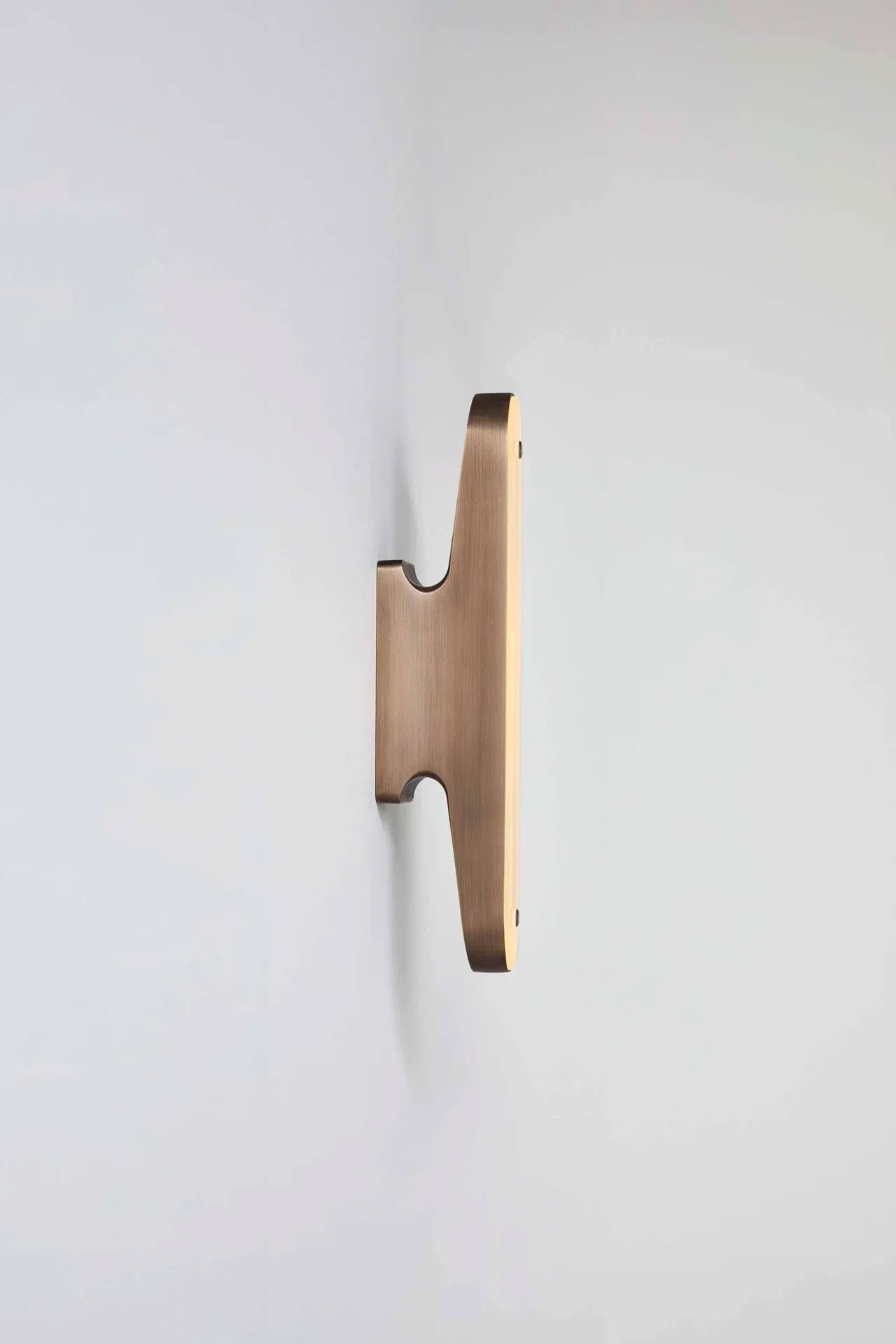 Lampen Cleat Wall Light fra siden