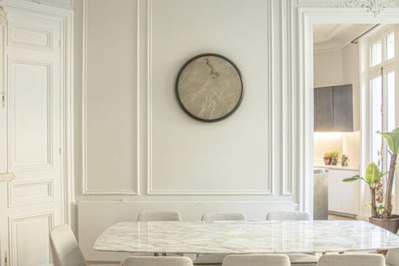 Bilde av Moon Wall Light på vegg bak spisebord