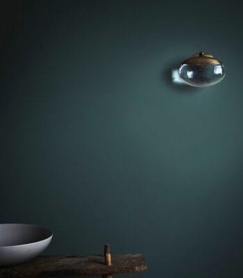 Gaia Wall Light på grønn vegg