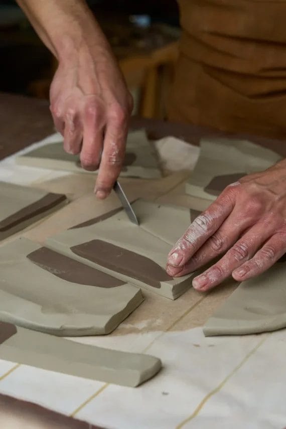 Nærbilde av mann som jobber med kjeramikk