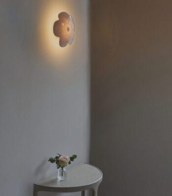 Flowerr Power Wall Light fra Ochre montert på vegg