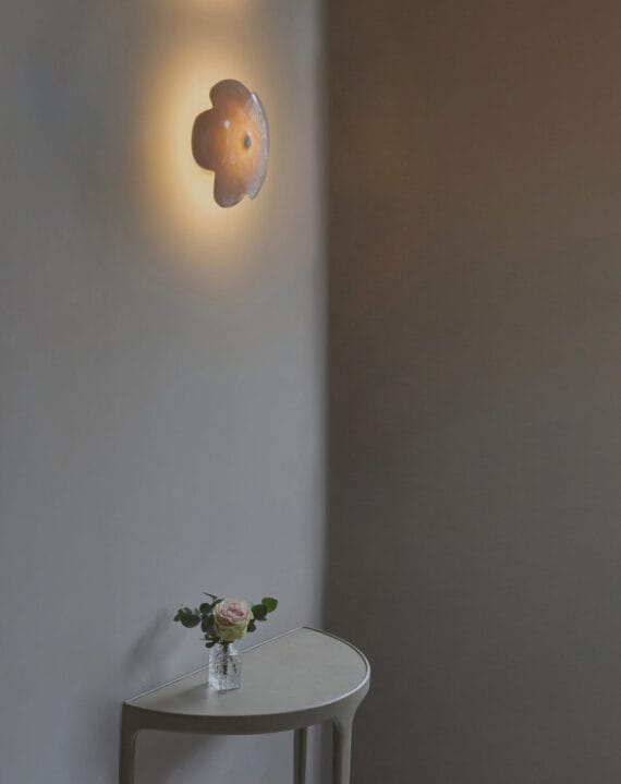 Flowerr Power Wall Light fra Ochre montert på vegg