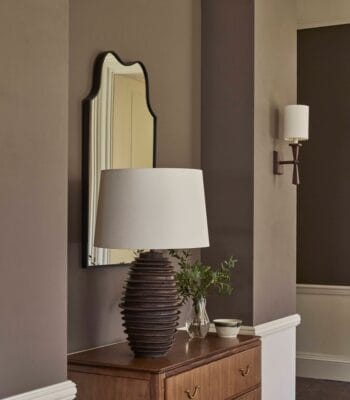 Milland bordlampe på kommode