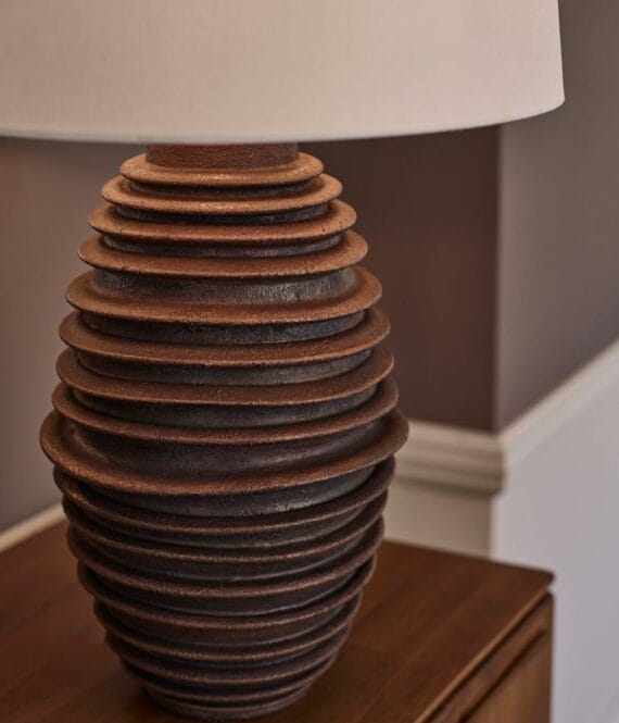 Detaljebilde av Milland bordlampe i jern